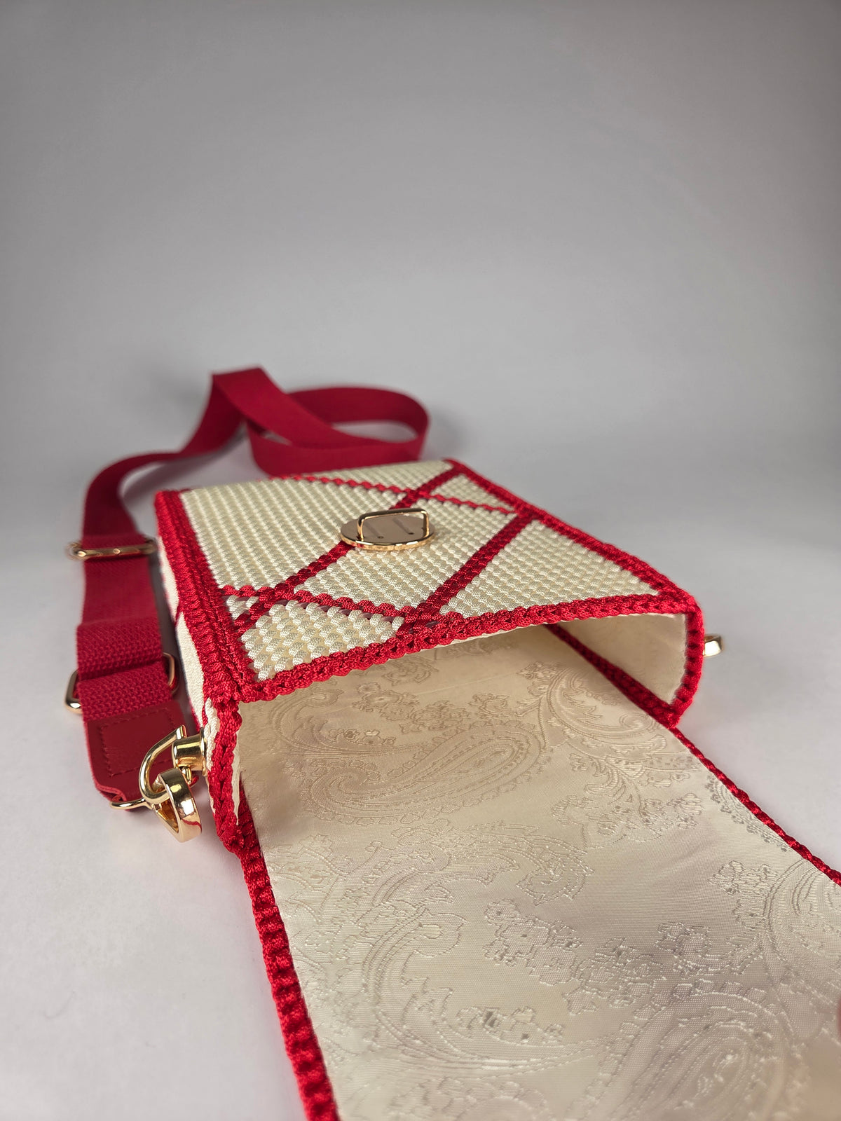 Crocheted Crossbody Bag in Diamond Pattern – Beige / Red
