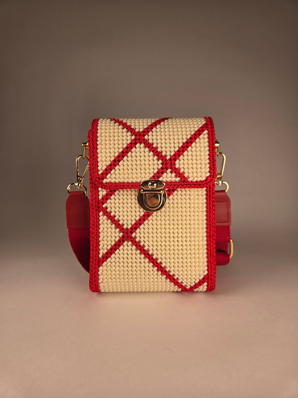 Crocheted Crossbody Bag in Diamond Pattern – Beige / Red