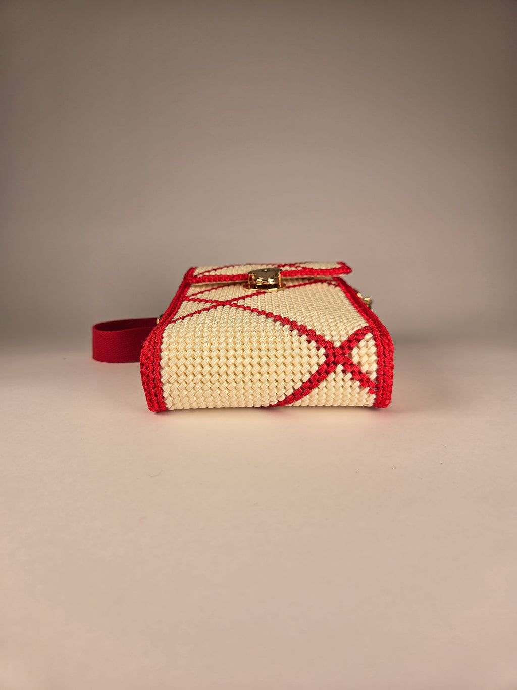 Crocheted Crossbody Bag in Diamond Pattern – Beige / Red