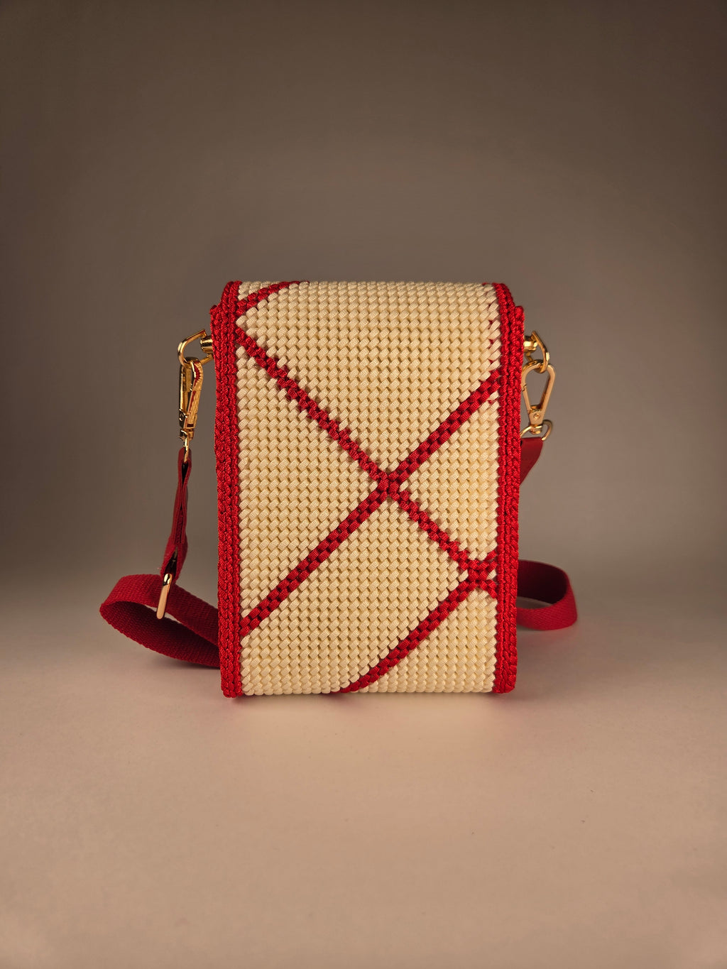 Crocheted Crossbody Bag in Diamond Pattern – Beige / Red