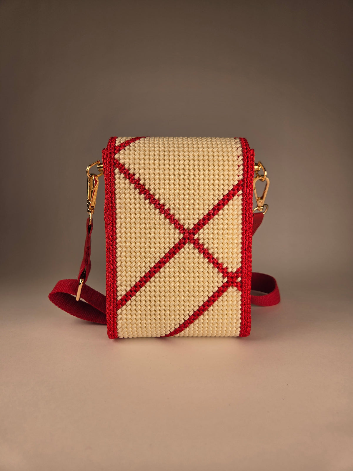 Crocheted Crossbody Bag in Diamond Pattern – Beige / Red