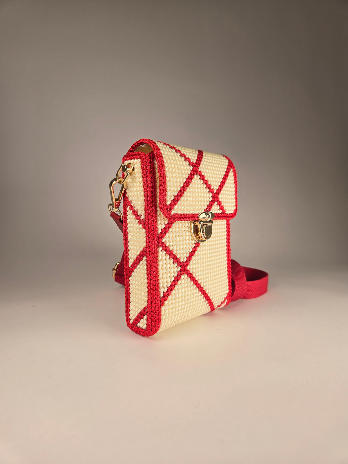 Crocheted Crossbody Bag in Diamond Pattern – Beige / Red